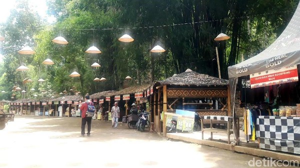 Tersedia pula puluhan stan yang menjajakan kudapan khas Malang, serta mushola, toilet, dan kolam renang bagi anak-anak hingga dewasa. (Hilda Meilisa/detikcom) Tersedia pula puluhan stan yang menjajakan kudapan khas Malang, serta mushola, toilet, dan kolam renang bagi anak-anak hingga dewasa. (Hilda Meilisa/detikcom)