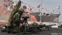 Salah satu aksi yang ditampilkan adalah simulasi penyelamatan dari teror.