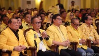 Politikus senior Partai Golkar Aburizal Bakrie juga hadir dalam Munas tersebut. Dia dan peserta munas kompak memakai jas warna kuning.