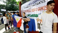 Selain menjajakan syal dan pakaian bertema SEA Games 2019, para pedagang tersebut juga menjajakan bendera Filipina berukuran mini untuk para suporter yang hendak menonton dan mendukung berbagai cabang olahraga yang akan digelar hari ini.