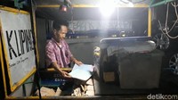 Harsoyo masih setia dengan usaha jualan klipingnya karena memang masih banyak orang membutuhkan.