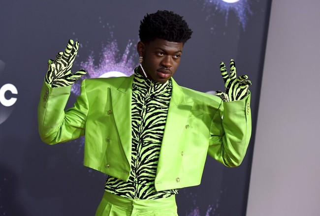 Dengan gayanya yang eksentrik, rapper Lil Nas X berhasil masuk di nomor tiga. (Foto: Jordan Strauss/Invision/AP)