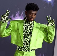 Dengan gayanya yang eksentrik, rapper Lil Nas X berhasil masuk di nomor tiga. (Foto: Jordan Strauss/Invision/AP)