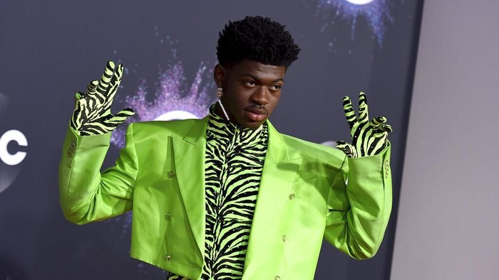 Lil Nas X rilis sneakers bernama Satan Shoes.