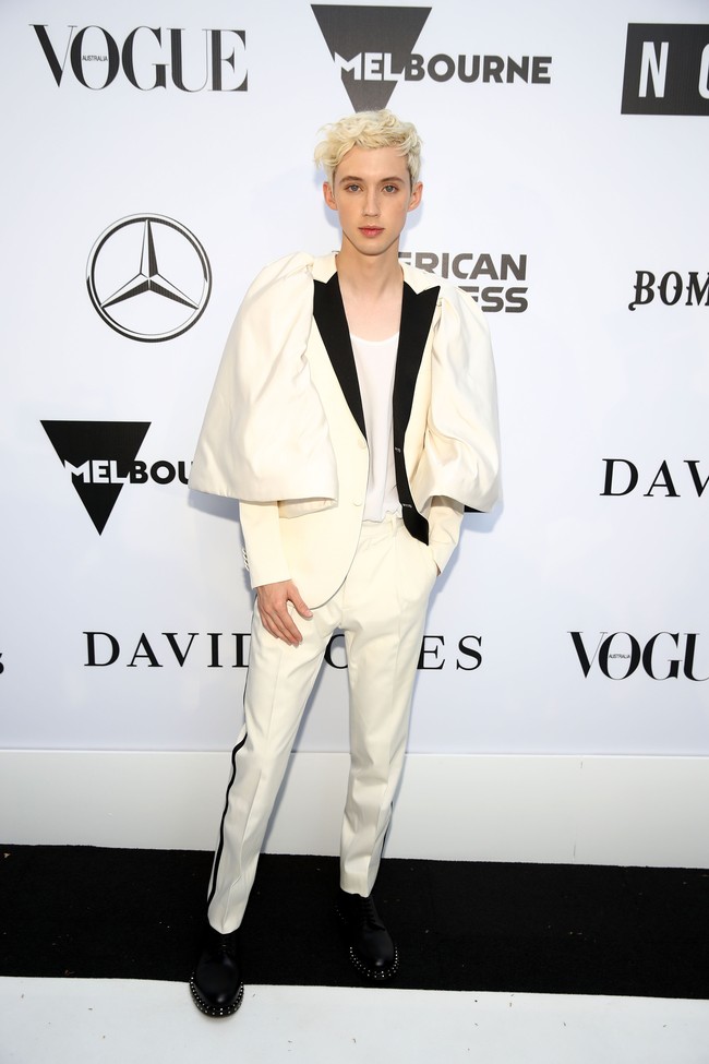 Penyanyi Troye Sivan dengan gayanya yang flamboyan berhasil bertengger di urutan ke-8. (Foto: Getty Images)