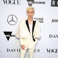 Penyanyi Troye Sivan dengan gayanya yang flamboyan berhasil bertengger di urutan ke-8. (Foto: Getty Images)