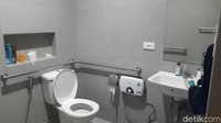Melihat kamar atlet dan pelatih, kontraktor mendesain kamar dengan konsep modern minimalis. Mereka menggunakan warna abu-abu kecoklatan untuk dinding. Sementara plafonnya dibuat lebih tinggi untuk memastikan sirkukasi udara bagus dan tidak pengap.