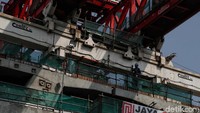Tampak para pekerja tengah melakukan pemasangan girder.