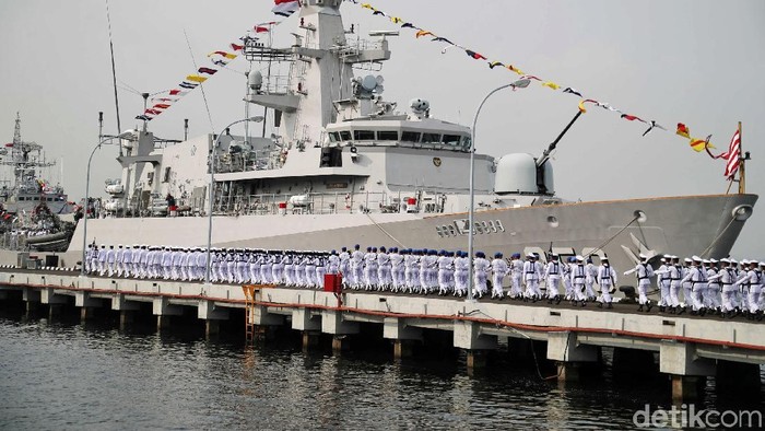 Wakil Kepala Staf TNI Angkatan Laut Laksamana Madya TNI Mintoro Yulianto melakukan inspeksi pasukan dalam upacara peringatan Hari Armada RI 2019, Pondok Dayung, Jakarta Utara, Kamis (5/12). Dalam acara tersebut ditampilkan berbagai aksi seperti defile dan aksi penyelamatan TNI AL dari teror