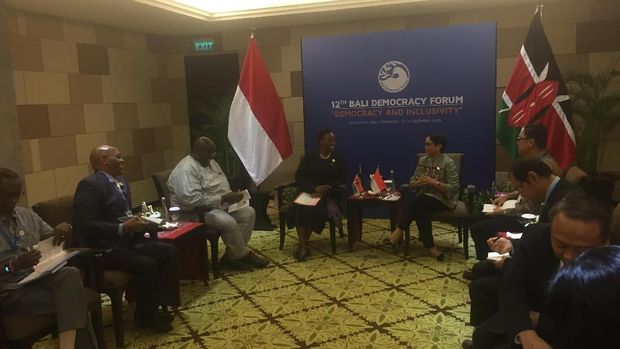 Menlu Retno dan perwakilan negara lain