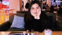 enunggu makanan tiba, Stephanie Poetri berpose imut dengan segelas minuman di hadapannya. Foto: Instagram Stephaniepoetri