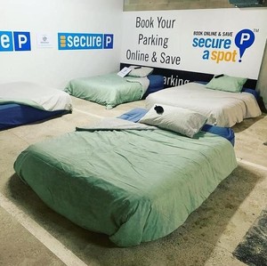 Ketika Lahan Parkir Disulap Jadi Hotel untuk Para Tunawisma Ketika Lahan Parkir Disulap Jadi Hotel untuk Para Tunawisma