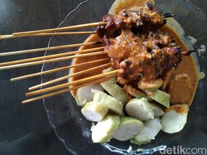 Sate Ayam Cilacap : Sedapnya Sate Ayam Legendaris yang Pakai Dua Tusukan
