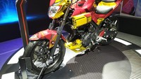 Cosplay selanjutnya Yamaha MT03, motor bergaya naked bike ini dipasangkan sentuhan ala Iron Man. Kental dengan warna merah dan kuning. Selain dipasang topeng iron man pada bagian visor, uniknya di bagian sayap motor dilengkapi tambahan peluru buatan. Foto: G1 Globo
