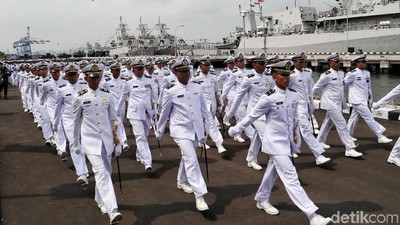 Potret Defile TNI Angkatan Laut di Hari Armada 2019