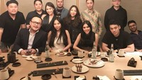  Makan malam bersama perancang jas kondang Samuel Wongso, Rob dan teman-temanya kompak menyantap aneka hidangan bergaya Jepang.  Foto: Instagram @samuelwongso
