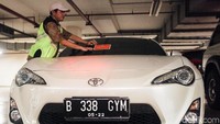 Petugas saat menempelkan stiker khusus untuk mobil mewah yang menunggak pajak.
