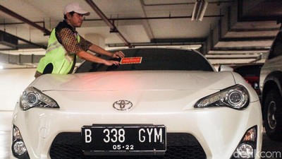 Malu Deh! Mobil Mewah Kok Ditempel Stiker Pajak