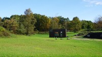 Rumah mungil dengan konsep Harry Potter ini berlokasi di kebun seluas 30 hektar, tepatnya di Marlboro, New York. Ukurannya hanya 90 m persegi. (Airbnb)