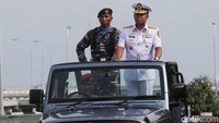 Wakasal Laksamana Madya TNI Mintoro Yulianto menginspeksi pasukan.