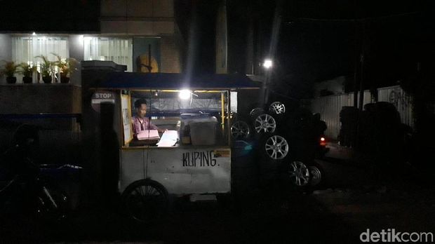 Tak Lekang Dimakan Zaman! Puluhan Tahun Harsoyo Jual Kliping di Solo