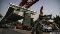 Beton seberat 60 ton tersebut akan dipasang pada tiang-tiang untuk penyambungan jalan tol.