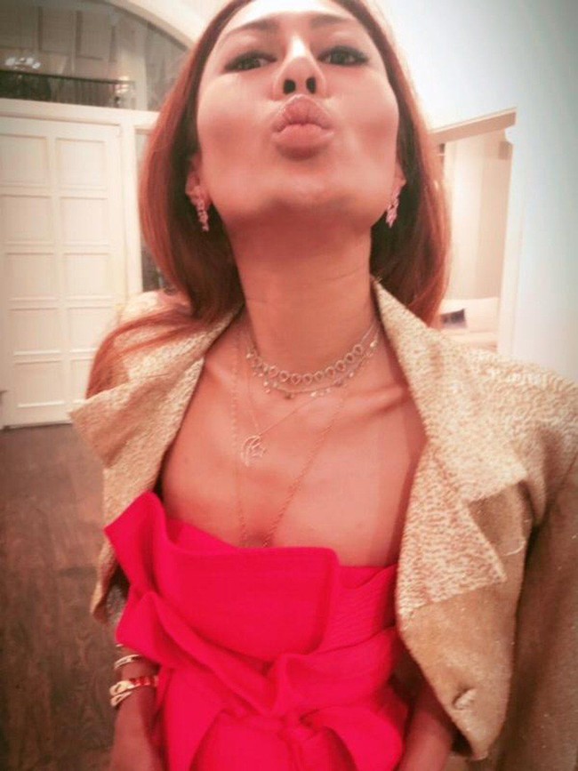 Menurut South China Morning Post Magazine, sebuah laporan pada Desember 2018 menggambarkan Azura sebagai salah satu seniman penipuan terbesar di Hong Kong. Itu menguatkan dugaan Azura menggunakan latar belakang palsunya untuk meminjam uang dari teman-teman yang ia kenal dan tidak pernah membayar kembali. Ada dua laporan lain atas nama Azura, diajukan hanya beberapa hari setelah yang pertama. Laporan kedua, diposting pada 22 Desember, menuduh Azura menjual cincin berlian palsu dan tidur dengan pembeli laki-laki untuk meyakinkan dia untuk membelinya. Foto: Instagram