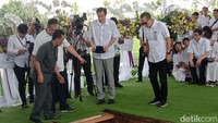 Pengusaha Ciputra dimakamkan hari ini di pemakaman keluarga di Jonggol, Bogor. Topi kesayangannya pun ikut dimasukkan ke liang lahat.