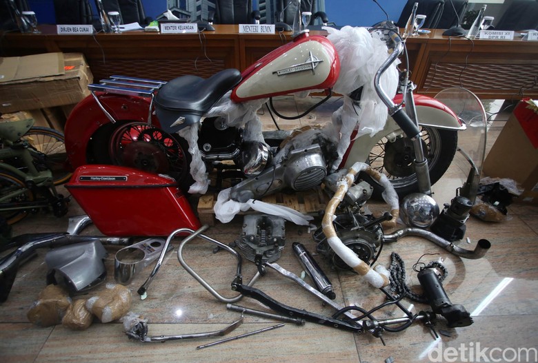 Harley ilegal yang diselundupkan dengan terurai Foto: Agung Pambudhy Harley ilegal yang diselundupkan dengan terurai Foto: Agung Pambudhy