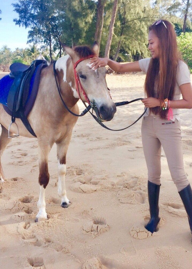 Sementara itu, menurut temannya Diane, yang telah mengenalnya sejak 2003, Azura pernah tak mengembalikan lukisan yang dipinjamnya untuk acara spesial. Ia pun sering berdalih kartu kreditnya tertinggal di rumah saat harus membayar tagihan restoran. Akhirnya, seorang teman lain memberi tahu Diane bahwa berteman dengan Azura merusak reputasinya, jadi dia memutuskan untuk berhenti berbicara dengan Azura. Foto: Instagram