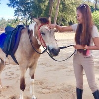 Sementara itu, menurut temannya Diane, yang telah mengenalnya sejak 2003, Azura pernah tak mengembalikan lukisan yang dipinjamnya untuk acara spesial. Ia pun sering berdalih kartu kreditnya tertinggal di rumah saat harus membayar tagihan restoran. Akhirnya, seorang teman lain memberi tahu Diane bahwa berteman dengan Azura merusak reputasinya, jadi dia memutuskan untuk berhenti berbicara dengan Azura. Foto: Instagram