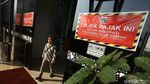 Melihat Mal Baywalk Pluit Berhiaskan Stiker Tunggak Pajak