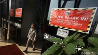 Namun, selang beberapa saat, BPRD dan Korsupgah KPK memutuskan masuk ke mal karena tidak mendapat jawaban. Terlihat petugas BPRP beserta Korsupgah KPK menuju arah pintu main lobby mal.