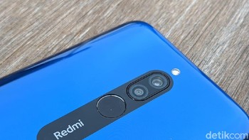 Kamera ganda disertakan, berukuran 12 MP dan 2 MP. Di bawahnya terdapat sensor sidik jari. Foto: Adi Fida Rahman/detikINET