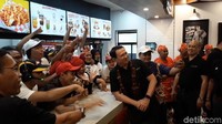 Para karyawan restoran tersebut berfoto dengan Ahok.