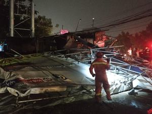 Billboard Roboh di Cakung Akibat Hujan Angin, Timpa Dua Bangunan