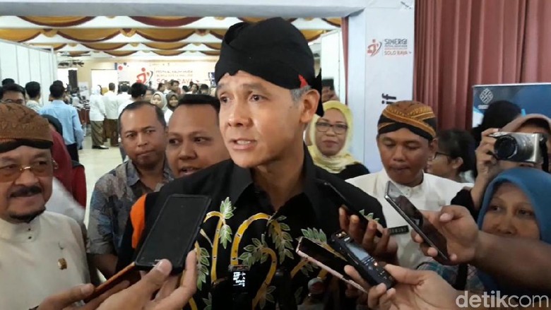 Ganjar Tak Permasalahkan Bupati Karanganyar Pakai Mobdin Nyaris Rp 2 M Ganjar Tak Permasalahkan Bupati Karanganyar Pakai Mobdin Nyaris Rp 2 M