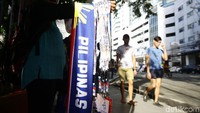 Ada beragam pernak-pernik, mulai dari syal, tali gantungan id card, hingga pakaian bertema SEA Games Filipina 2019 yang dijajakan oleh para pedagang di kawasan Rizal Memorial Stadium.