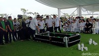 Nampak putra putra Ciputra, Candra Ciputra, berdiri di pinggir makam sambil memegang topi kesayangan sang ayah, sebelum dimasukkan ke makam.
