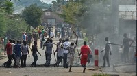 Suku Hutu dan Tutsi berdamai melalui penandatanganan perjanjian damai di Arusha, Tanzania pada tahun 2000. (CNN)