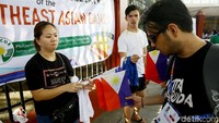 Seorang pengunjung sedang melihat-lihat beragam pernak-pernik yang dijajakan oleh para pedagang di kawasan Rizal Memorial Stadium, Manila, Filipina.