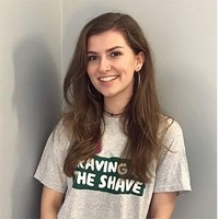 Eleanor Wolz mencukur rambutnya sampai botak pada Februari 2018. Saat mem-posting foto ini di Instagram, ia mengaku justru merasa aneh ketika melihat kembali penampilannya yang masih berambut panjang sebelum dicukur. Foto: Dok. Boredpanda, Instagram, Reddit