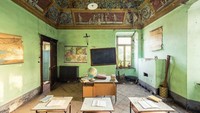 Potret salah satu ruang kelas di sekolah Katolik yang berada di Italia. Meski kini bangunan itu tak lagi digunakan, hiasan yang berada di langit-langit ruang kelas itu nampak masih menawan meski telah rusak di sejumlah sisinya karena lama tak mendapat perawatan. Dok. Boredpanda/Tamás Pataki.