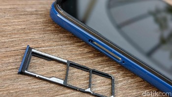 Sementara sisi kiri terdapat slot dual SIM Card dan microSD. Foto: Adi Fida Rahman/detikINET