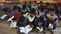 Mendaki Gunung Lewati Lembah demi Antar Buku ke Anak Pedalaman Papua