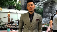 Hadir ke acara jamuan makan spesial untuk merayakan pertunangan salah satu temannya. Rob tampil keren dengan balutan jas formal yang menarik perhatian. Foto: Instagram @robclintonkardinal