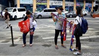Sejumlah pedagang menjajakan berbagai pernak-pernik bertema SEA Games 2019.