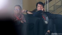Herry Jung, tersangka penyuap mantan Bupati Cirebon, Sunjaya Purwadisastra  bersiap menjalani pemeriksaan di gedung KPK, Jakarta, Kamis (5/12/2019).
