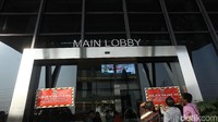 Dihubungi secara terpisah, manajemen Mal Baywalk Pluit enggan memberi penjelasan detail perihal menunggaknya pajak mal tersebut. HRD GA Public Relation Kawasan Green Bay, Pramono, mengatakan akan berdiskusi dengan pihaknya sebelum memberi penjelasan. Kendati demikian, Pramono mengatakan pihaknya berkomitmen membayar tunggakan pajak tersebut. Dia mengungkapkan tunggakan akan segera dilunasi jika memang pihaknya terlambat membayar.