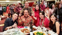  Acara makan malam Rob semakin seru, dengan kehadiran keluarga besar. Hidangannya beragam, sayuran, hingga wine. Foto: Instagram @elizabethkardinal